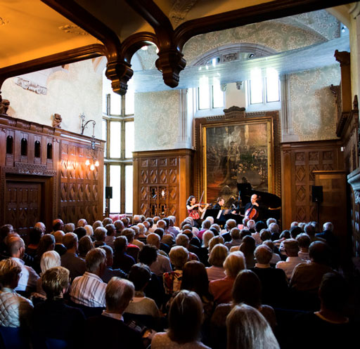 Slottshallen Tjolöholm fylls med pianomusik.